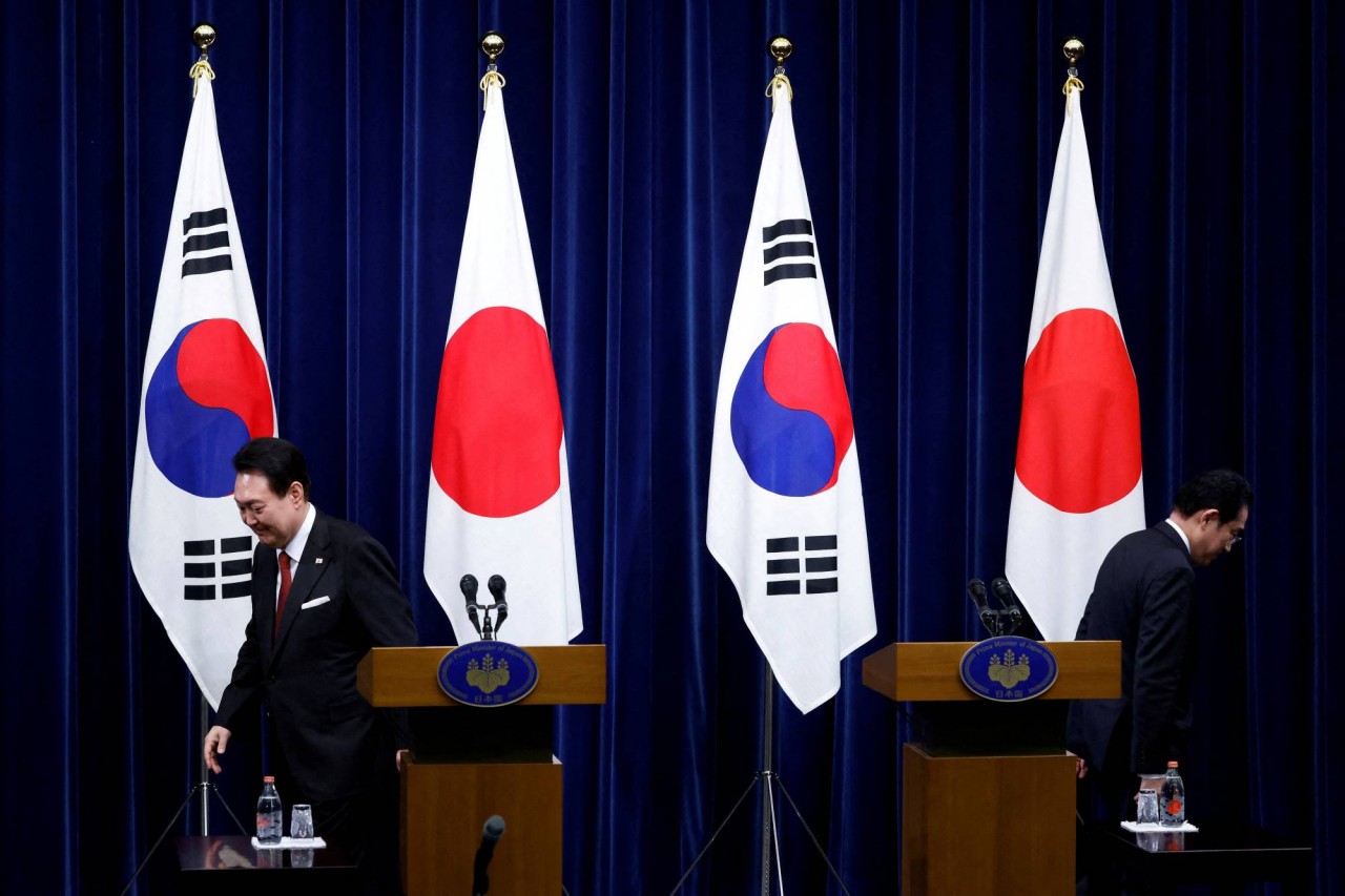 Tổng thống Hàn Quốc Yoon Suk-yeol và Thủ tướng Fumio Kishida rời sân khấu sau cuộc họp báo chung tại dinh thự chính thức của thủ tướng ở Tokyo vào ngày 16 tháng 3. Việc nối lại sớm các cuộc đàm phán an ninh cấp chuyên viên đã được Kishida và Yoon đồng ý tại hội nghị thượng đỉnh của họ . | POOL / QUA REUTERS