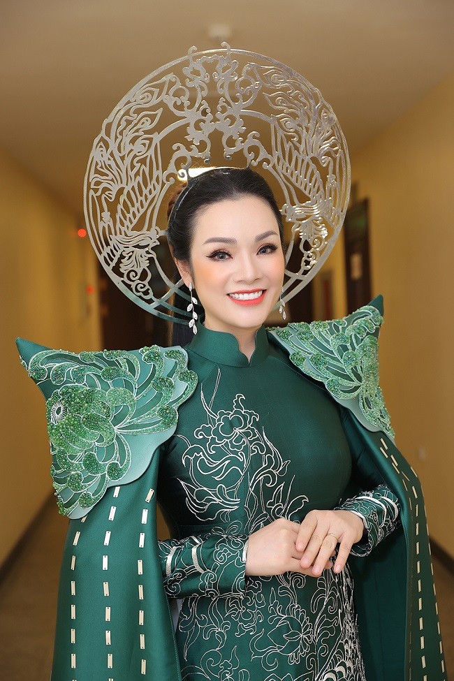 Trang phục truyền thống giúp ca sĩ Tân Nhàn thành công hơn trong đêm nhạc dân gian
