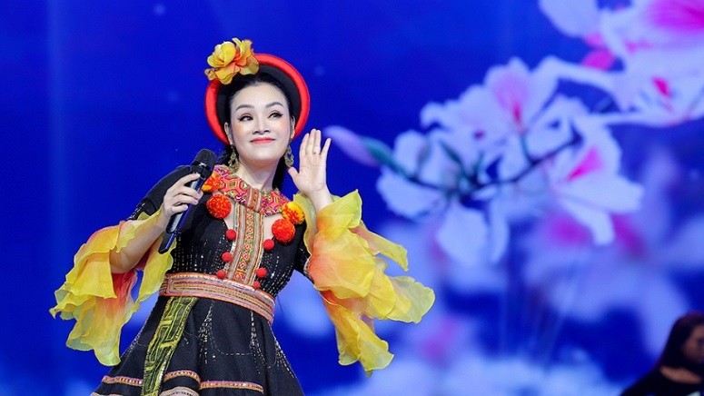 Trang phục truyền thống giúp ca sĩ Tân Nhàn thành công hơn trong đêm nhạc dân gian