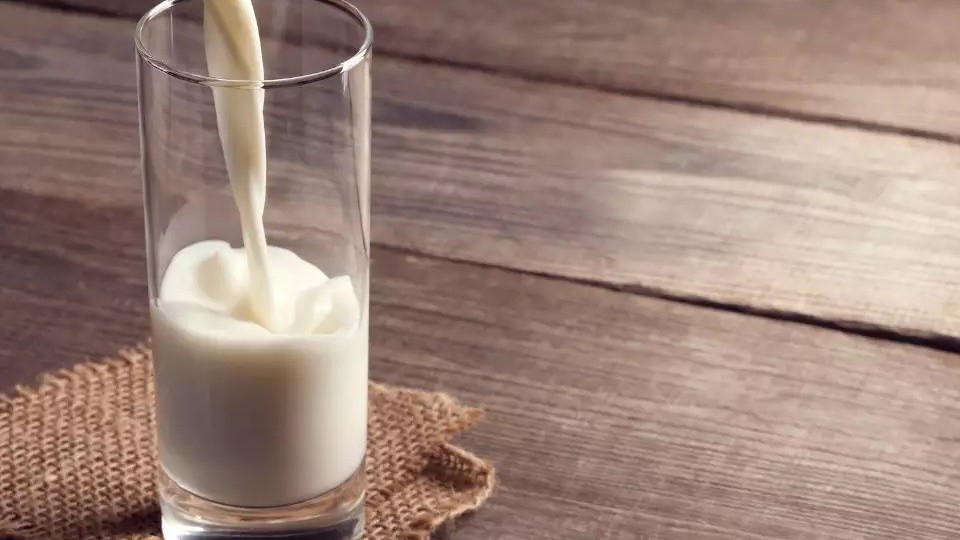 Những lợi ích sức khỏe của việc uống sữa buổi sáng và buổi tối