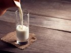 Những lợi ích sức khỏe của việc uống sữa buổi sáng và buổi tối
