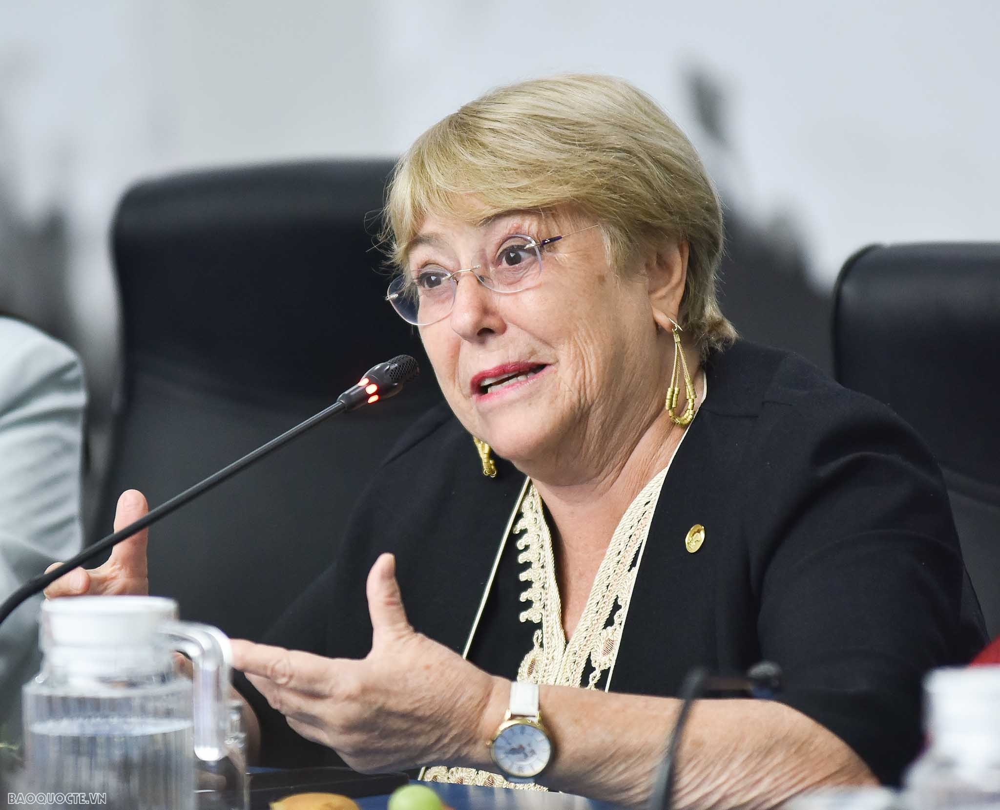 (04.03) Nguyên Tổng thống Chile Michelle Bachelet phát biểu tại buổi nói chuyện. (Ảnh: Nguyễn Hồng)