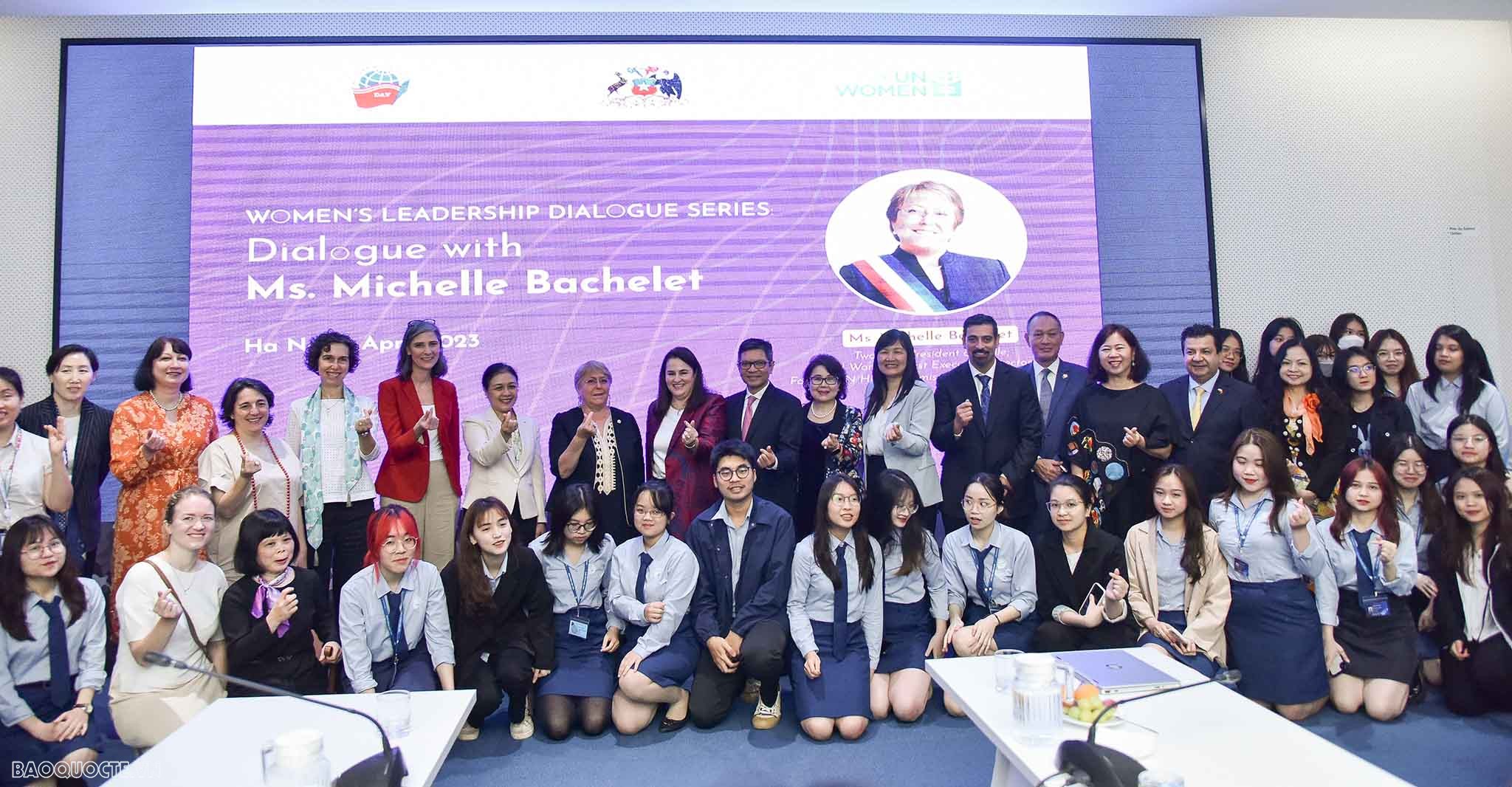 (04.03) Bà Michelle Bachelet chụp ảnh cùng các cán bộ ngoại giao nữ, Đại sứ, trưởng đại diện một số tổ chức quốc tế tại Việt Nam cùng sinh viên Học viện Ngoại giao tham dự buổi nói chuyện. (Ảnh: Nguyễn Hồng)
