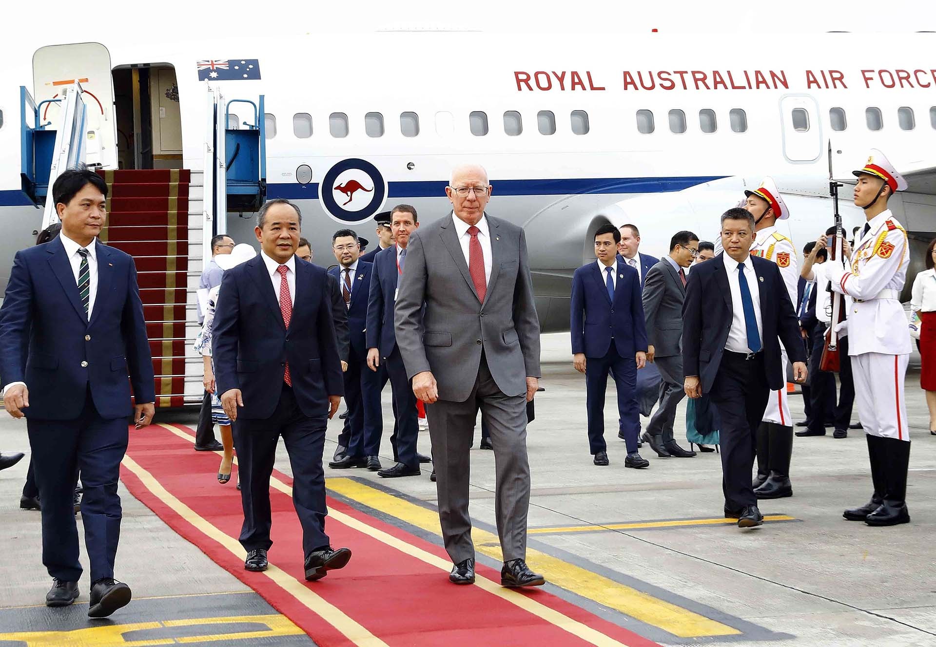 Chủ nhiệm Văn phòng Chủ tịch nước Lê Khánh Hải đón Toàn quyền Australia David Hurley tại Sân bay quốc tế Nội Bài. (Nguồn: TTXVN)