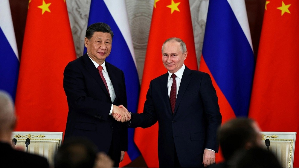(04.04) Chủ tịch Trung Quốc Tập Cận Bình và Tổng thống Nga Vladimir Putin bắt tay trong cuộc họp báo chung ngày 21/3 tại Moscow. (Nguồn: AFP/Sputnik)