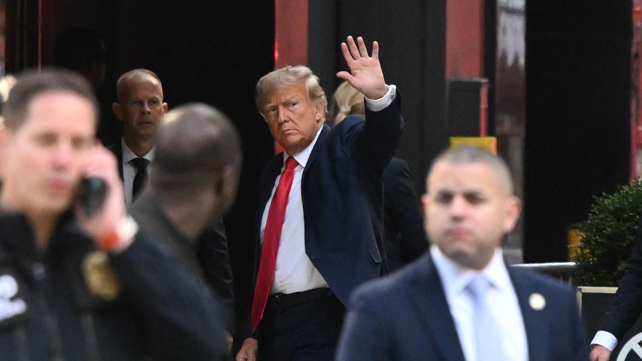 (04.04) Ông Donald Trump được cho là đã rời dinh thự tại Mar-à-Lago ở Florida để tới tham dự phiên tòa tại New York trong ngày 4/4. (Nguồn: AFP)