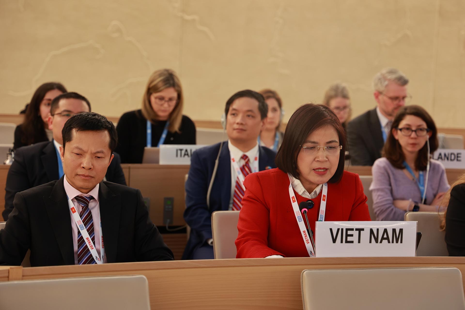 Đại sứ Lê Thị Tuyết Mai, Trưởng Phái đoàn đại diện thường trực Việt Nam bên cạnh LHQ, Tổ chức thương mại thế giới và các tổ chức quốc tế khác tại Geneva tham gia và phát biểu tại phiên họp.