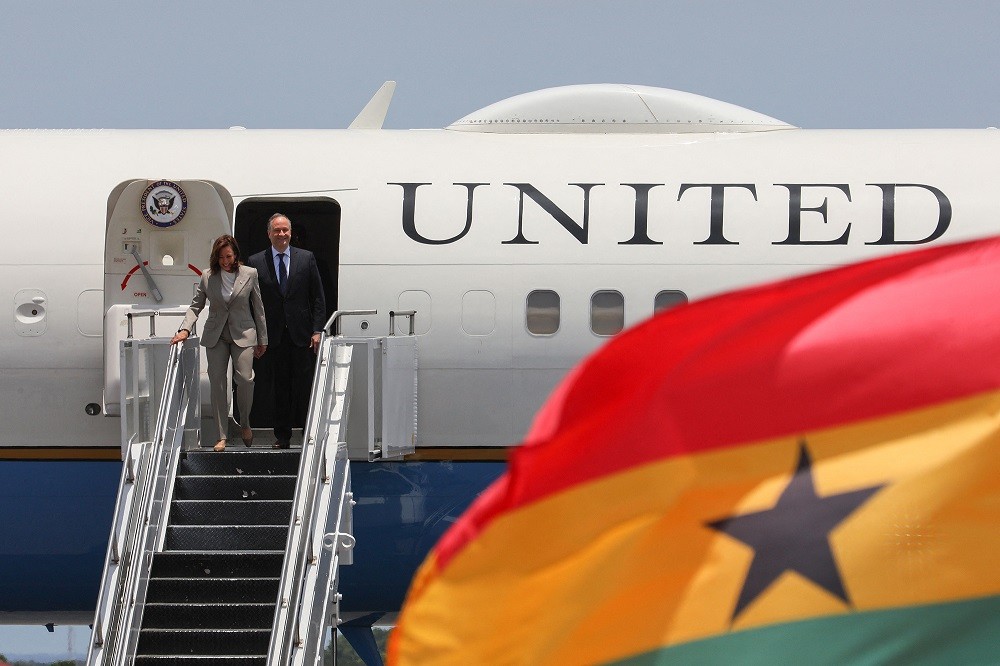 (04.04) Phó Tổng thống Mỹ Kamala Harris cùng phu quân tại Sân bay Quốc tế Kotaka, Ghana ngày 26/3 trong khuôn khổ chuyến công du châu Phi vừa qua. (Nguồn: AFP/Getty Images)