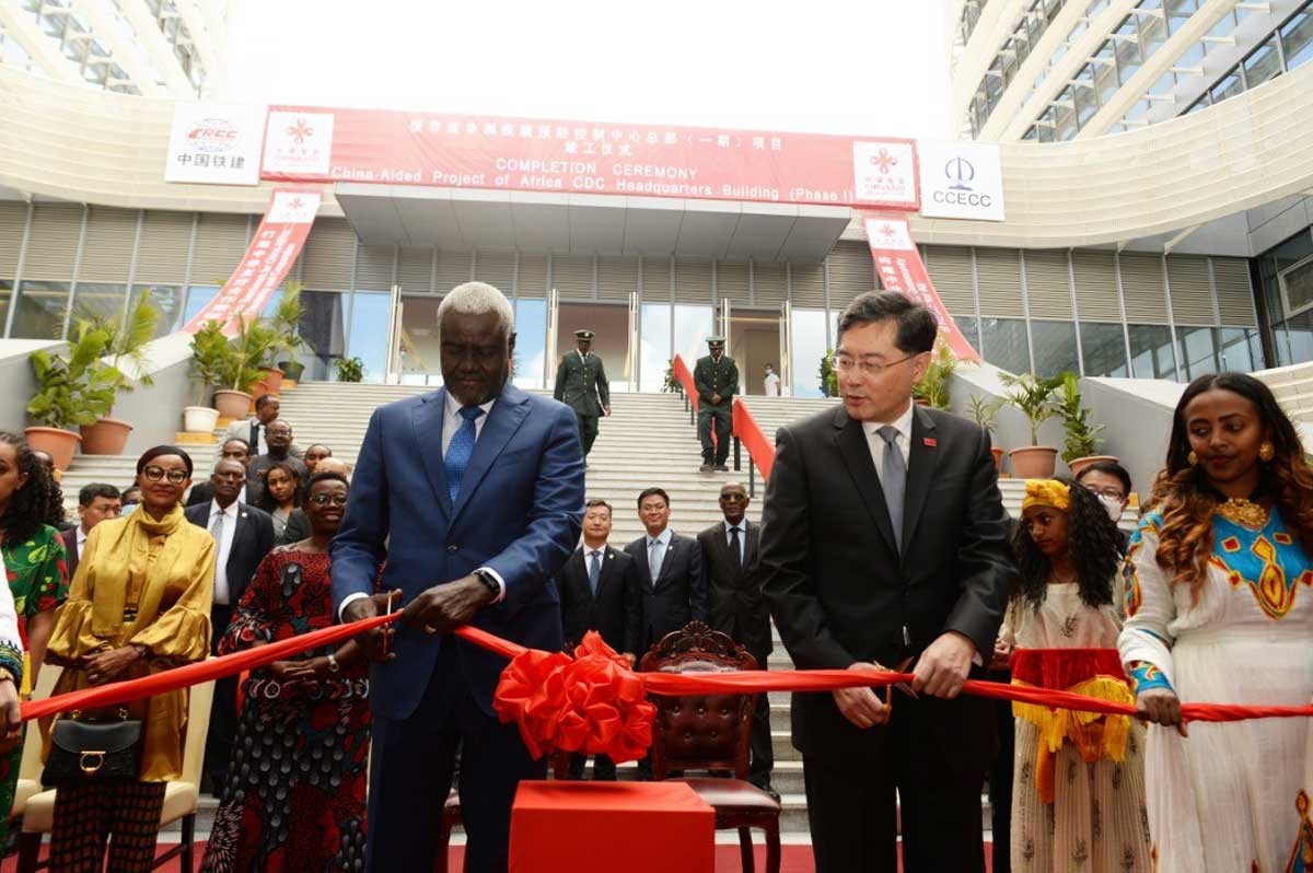 (04.04) Ngoại trưởng Trung Quốc Tần Cương (phải) cùng Chủ tịch Liên minh châu Phi (AU) Moussa Faki Mahamat cắt băng khánh thành Trung tâm Phòng chống Dịch bệnh (CDC) châu Phi tại Addis Abba, Ethiopia ngày 11/1/2023. (Nguồn: Tân Hoa xã)