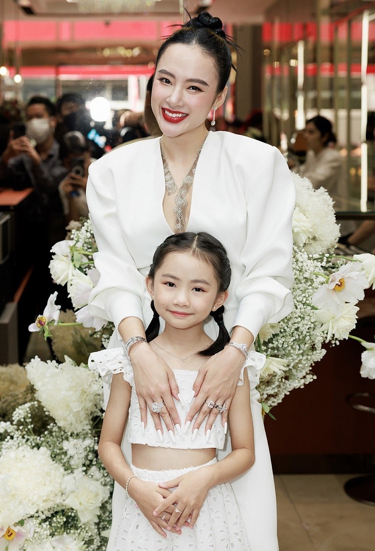 Angela Phương Trinh diện váy trắng ton-sur-ton với bé Tép - con nuôi 7 tuổi của cô, dự khai trương một cơ sở kinh doanh.