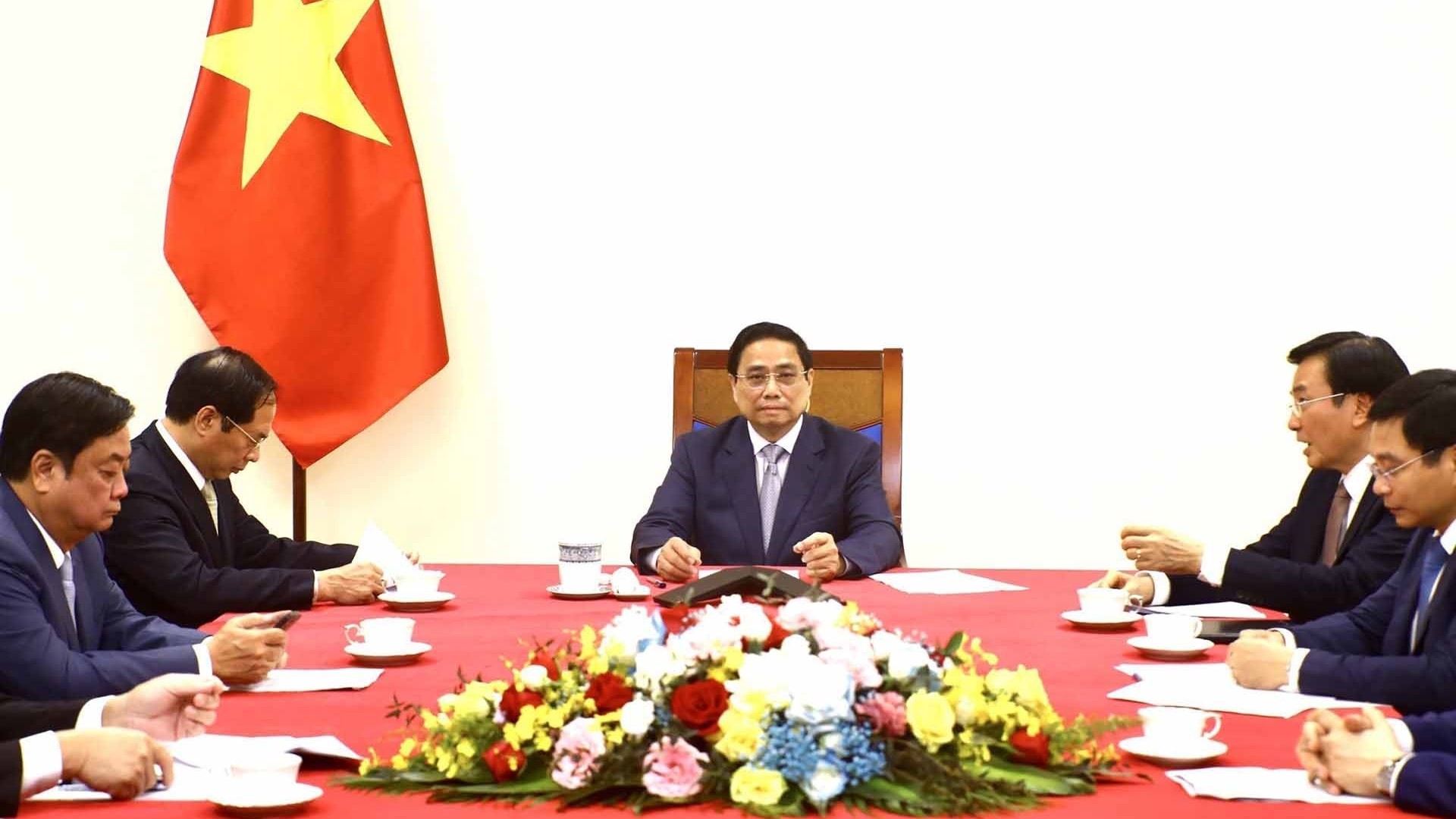Thủ tướng điện đàm với Thủ tướng Quốc vụ viện Trung Quốc Lý Cường