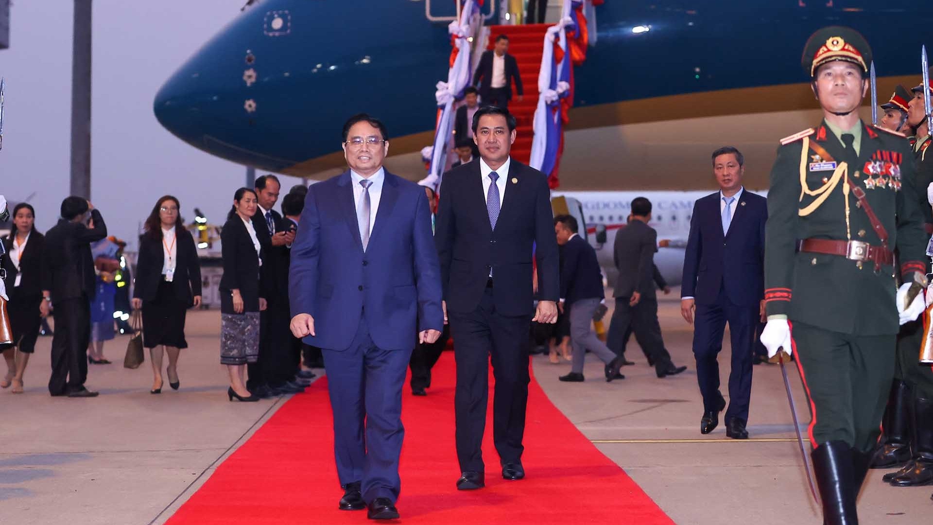 Thủ tướng tới thủ đô Vientiane, Lào dự Hội nghị cấp cao Ủy hội sông Mekong quốc tế
