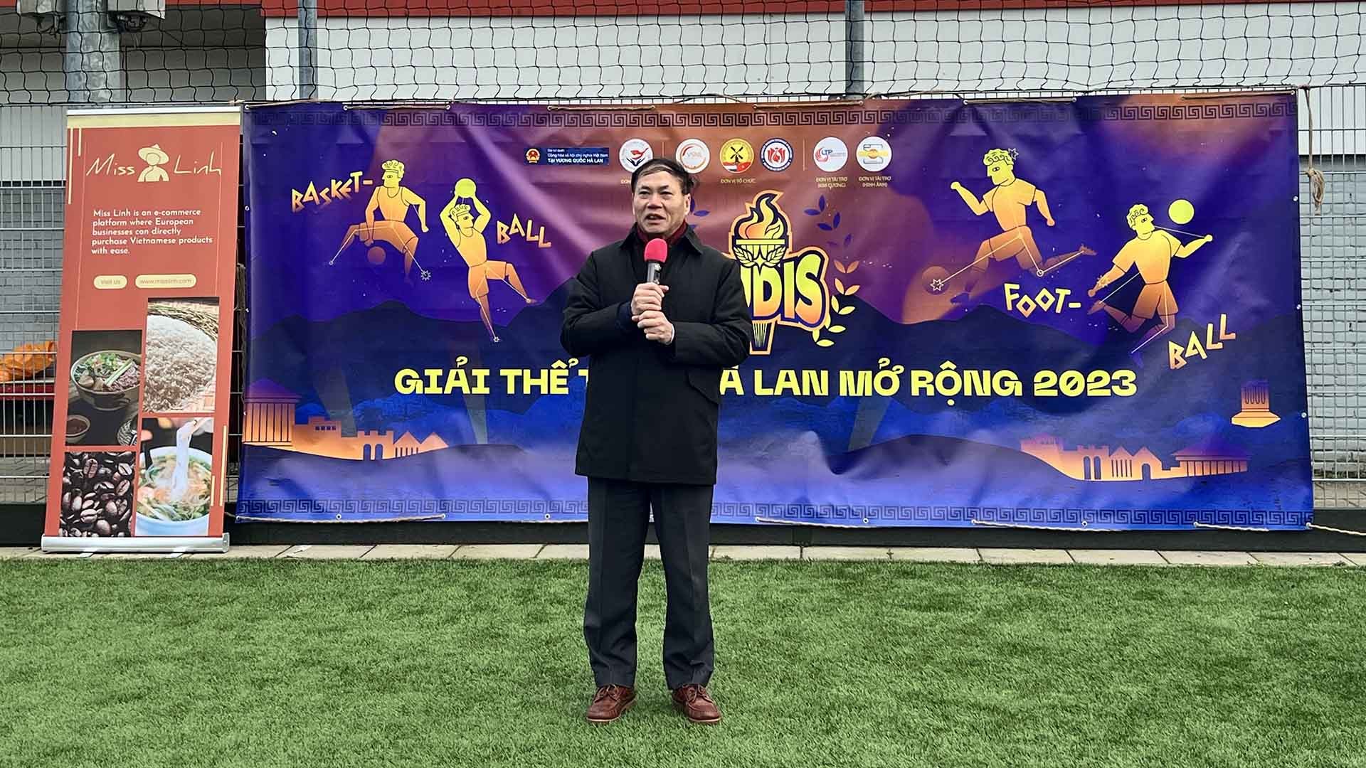 Đại sứ Phạm Việt Anh phát biểu tại lễ khai mạc Giải bóng đá.