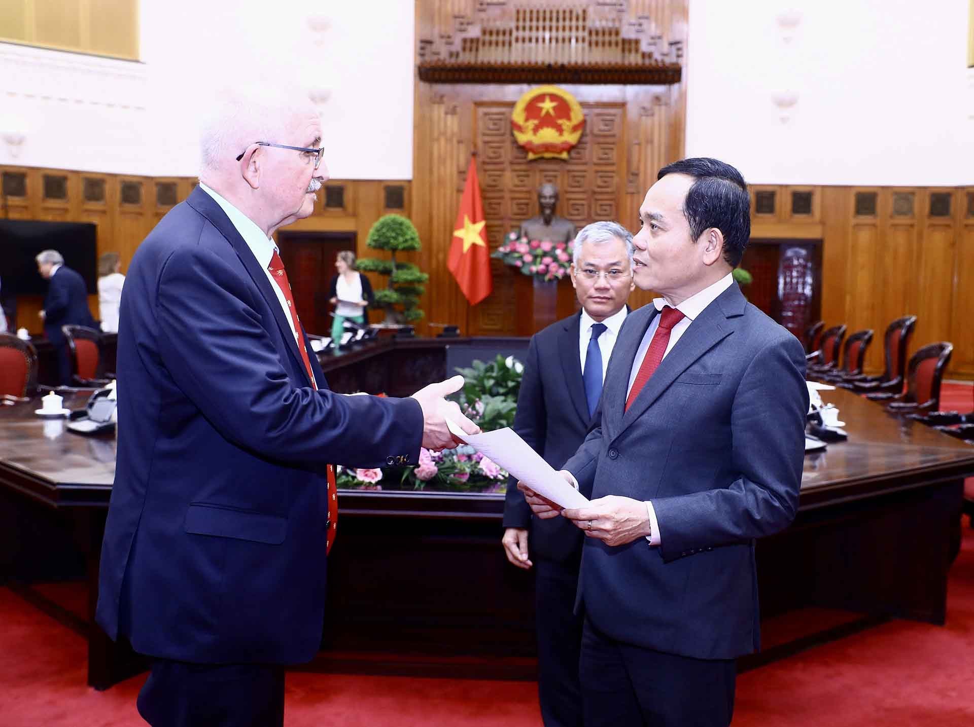 Phó Thủ tướng Trần Lưu Quang với ông Udo Bullmann, Chủ tịch Tiểu ban Nhân quyền Nghị viện châu Âu. (Nguồn: TTXVN)
