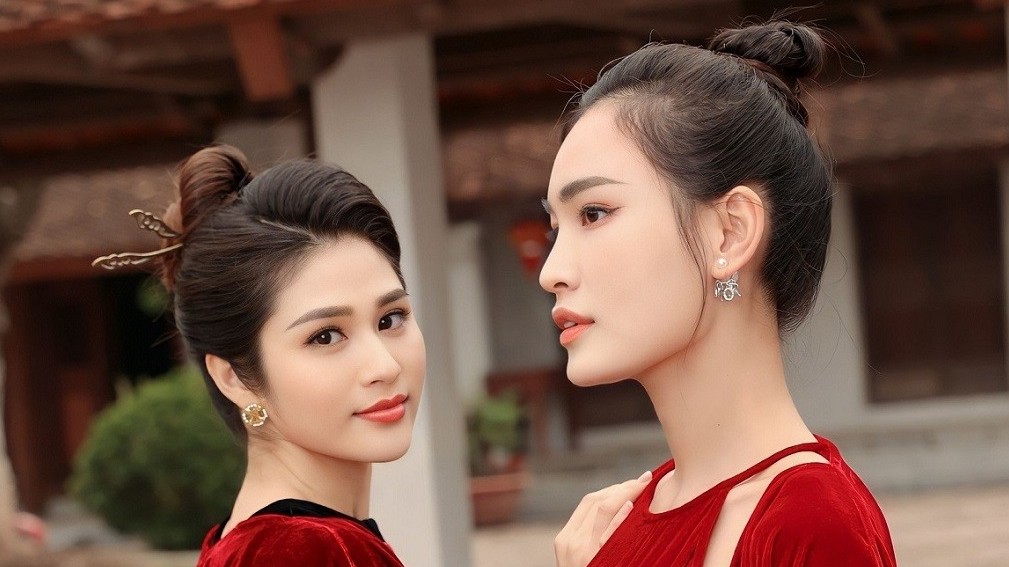 Bộ ảnh đẹp xinh lung linh cùng áo dài nhung của BTV truyền hình Minh Trang và Linh Thủy