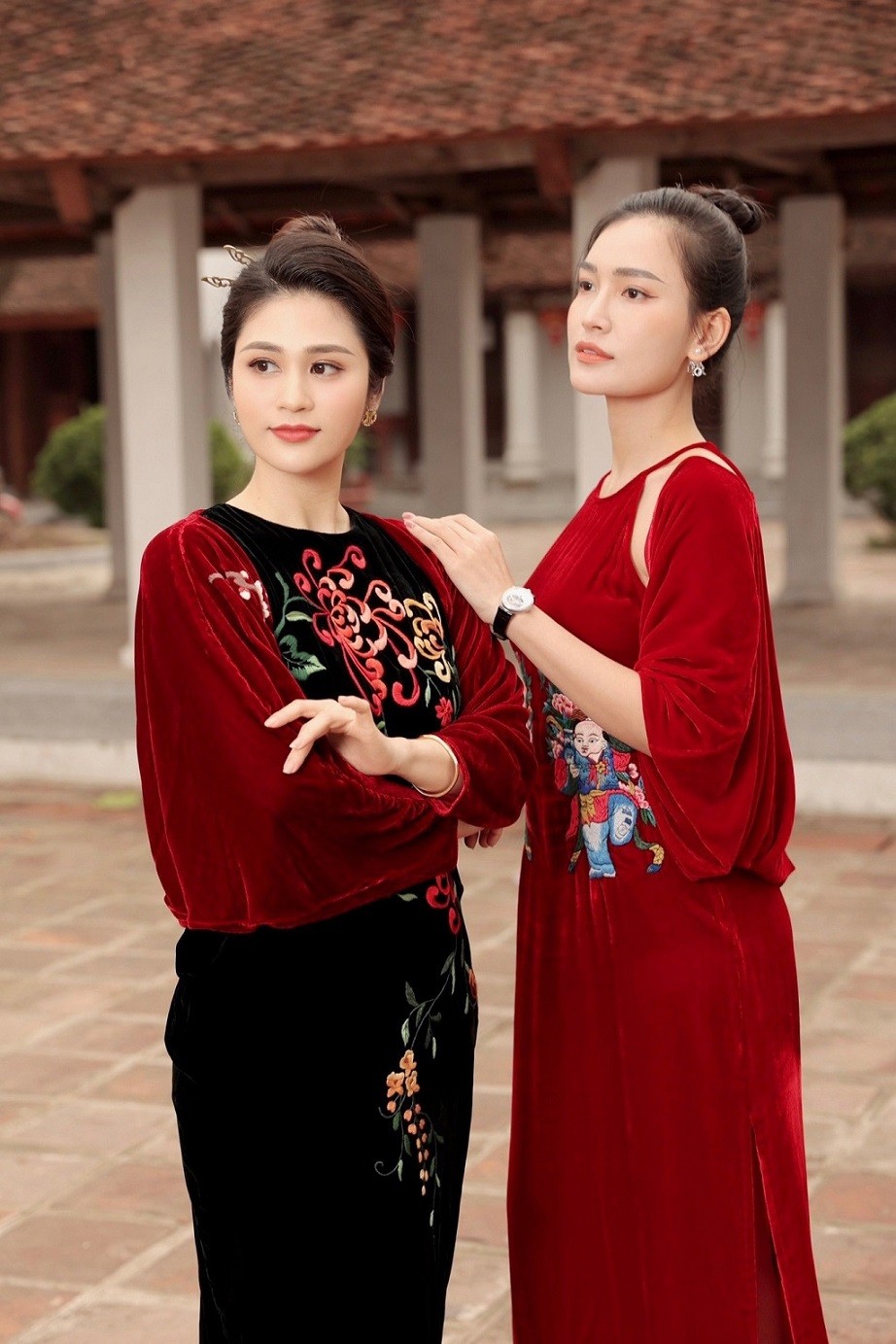 BTV Minh Trang và BTV Linh Thủy là hai gương mặt không xa lạ với khán giả yêu thích chương trình Thời sự trên sóng VTV. Cả hai ghi điểm với gương mặt xinh đẹp cùng lối dẫn duyên dáng.