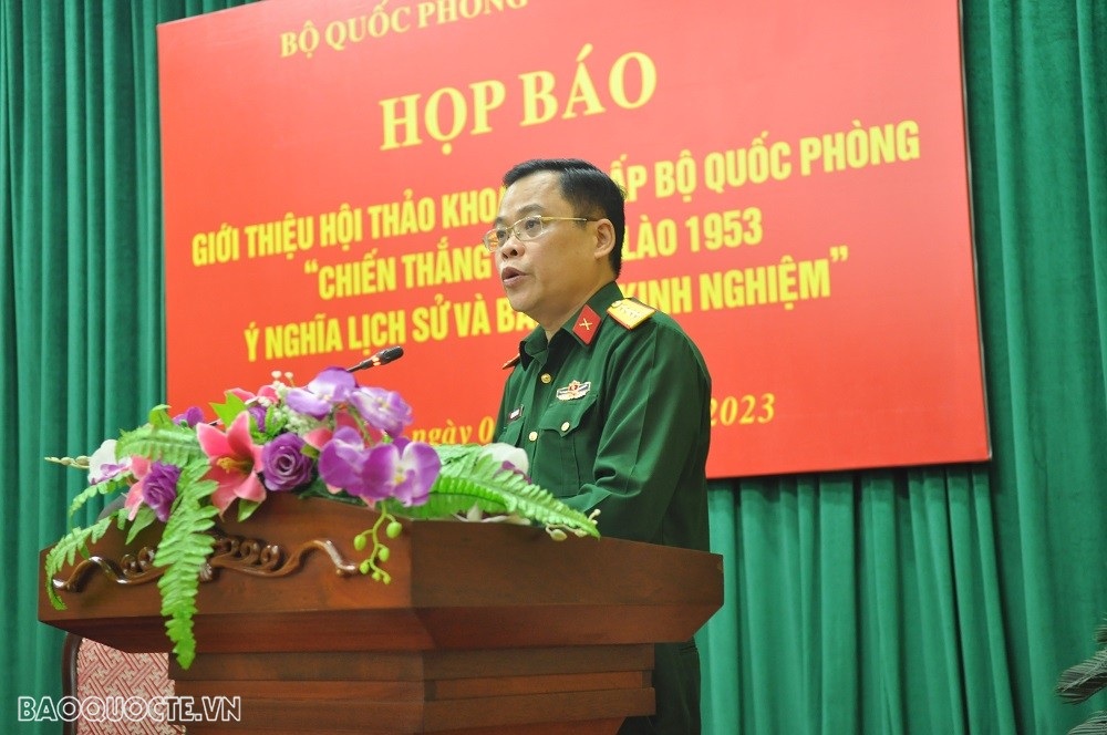 (04.04) Phó Viện trưởng Viện Lịch sử quân sự, Đại tá Nguyễn Văn Sáu nhấn mạnh tầm quan trọng, ý nghĩa lịch sử của Chiến thắng Thượng Lào năm 1953. (Ảnh: Minh Quân)