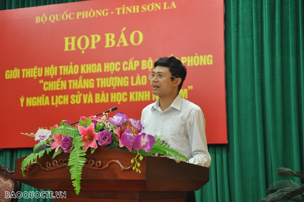 (04.05) Phó Ban Tuyên giáo Tỉnh ủy Sơn La Nguyễn Việt Tiến thông tin về công tác chuẩn bị của tỉnh cho Hội thảo. (Ảnh: Minh Quân)