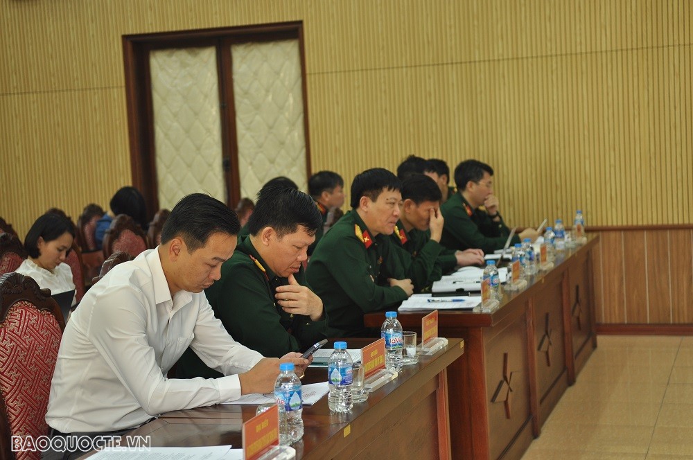(04.05) Các đại biểu, phóng viên tham khảo tài liệu về Hội thảo. (Ảnh: Minh Quân)