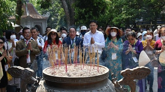 Hướng về Giỗ Tổ Hùng Vương: Người Việt Nam ở nước ngoài tri ân công đức tổ tiên