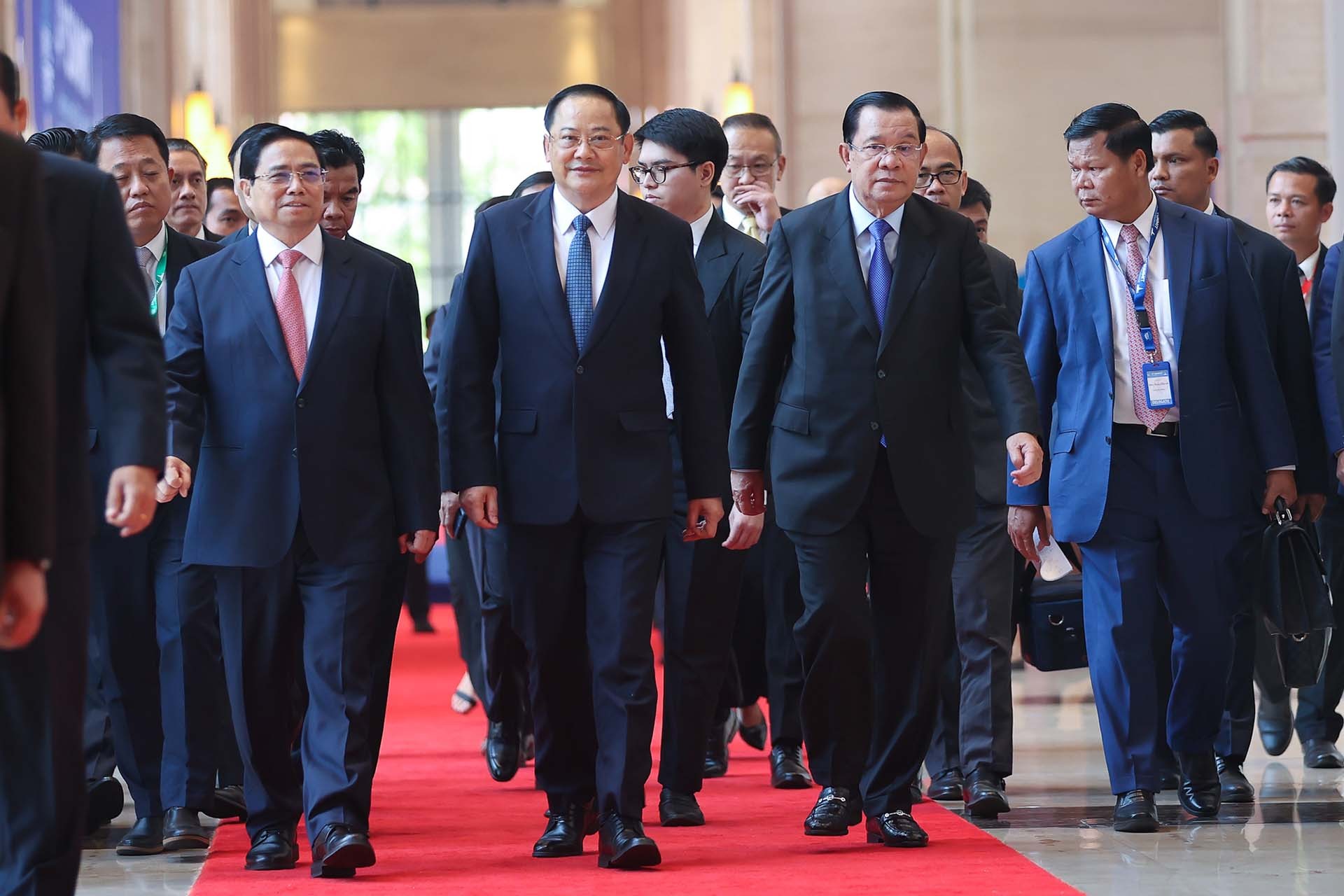 Thủ tướng Chính phủ Phạm Minh Chính, Thủ tướng Lào Sonexay Siphandone và Thủ tướng Campuchia Hun Sen đến dự Phiên toàn thể Hội nghị cấp cao Ủy hội sông Mekong quốc tế lần thứ tư. (Nguồn: VGP)