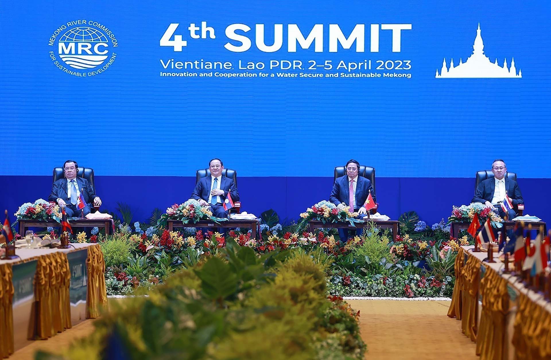 Thủ tướng Phạm Minh Chính, Thủ tướng Campuchia, Thủ tướng Lào và Tổng Thư ký Văn phòng Tài nguyên nước quốc gia, Thái Lan tham dự Phiên toàn thể Hội nghị cấp cao Ủy hội sông Mekong quốc tế lần thứ tư. (Nguồn: TTXVN)
