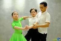 Những hình ảnh bé Kubi và Linh San tập luyện cùng Phan Hiển sau khi đoạt Huy chương vàng thế giới