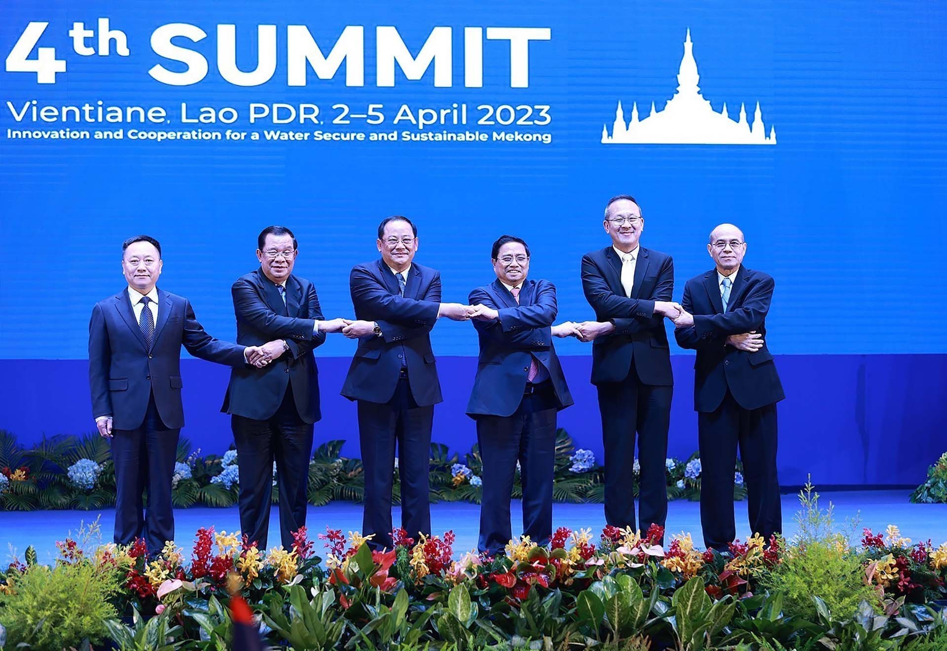 Thủ tướng Phạm Minh Chính, Thủ tướng Campuchia Samdech Hunsen, Thủ tướng Lào Sonexay Siphandone và Tổng Thư ký Văn phòng Tài nguyên nước quốc gia Thái Lan Surasri Kidti Monton cùng đại diện các nước đối tác, đối thoại chụp ảnh chung. (Nguồn: TTXVN)
