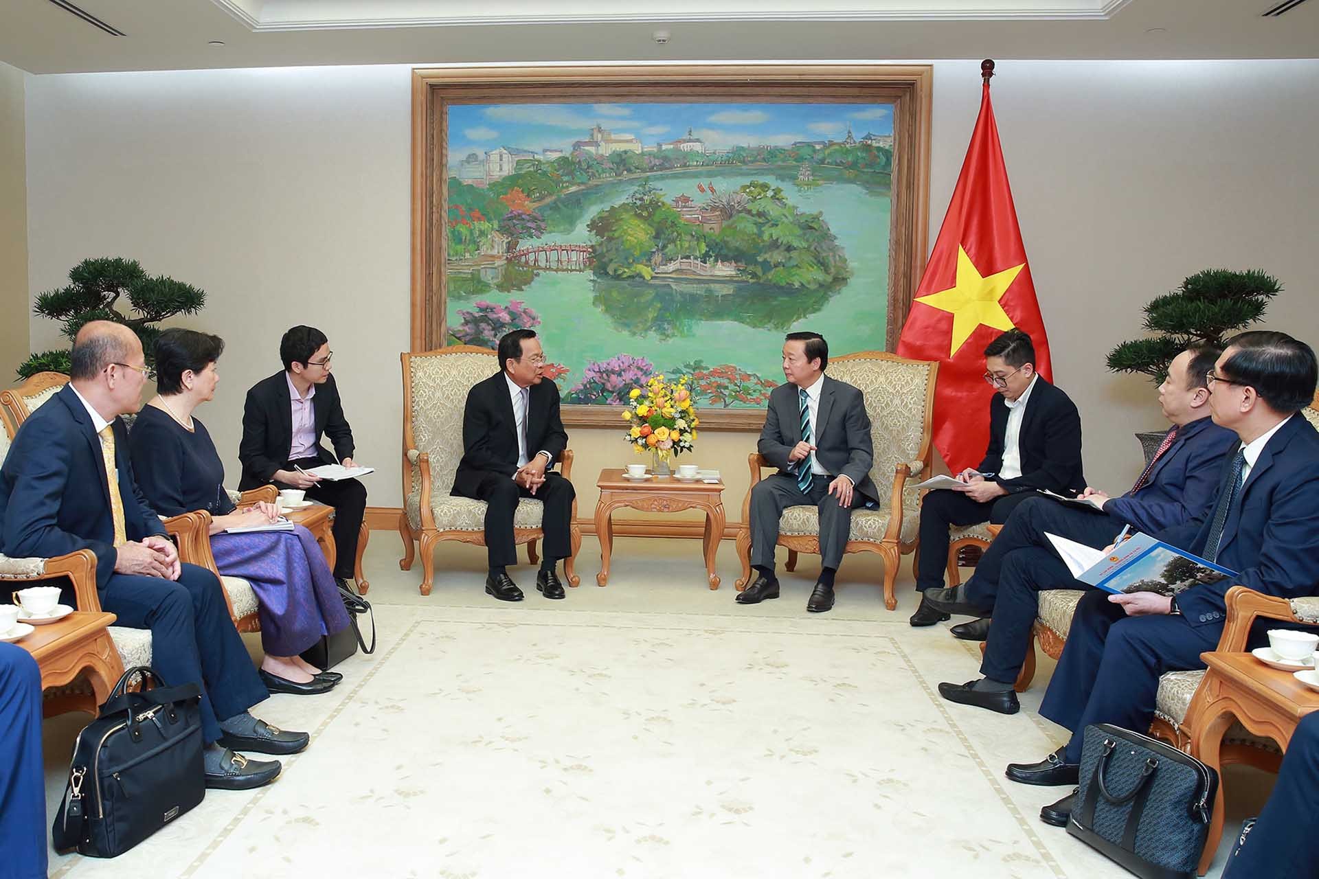 Phó Thủ tướng Trần Hồng Hà tiếp Bộ trưởng Bộ Lao động và Đào tạo nghề Vương quốc Campuchia Ith Samheng. (Nguồn: VGP)