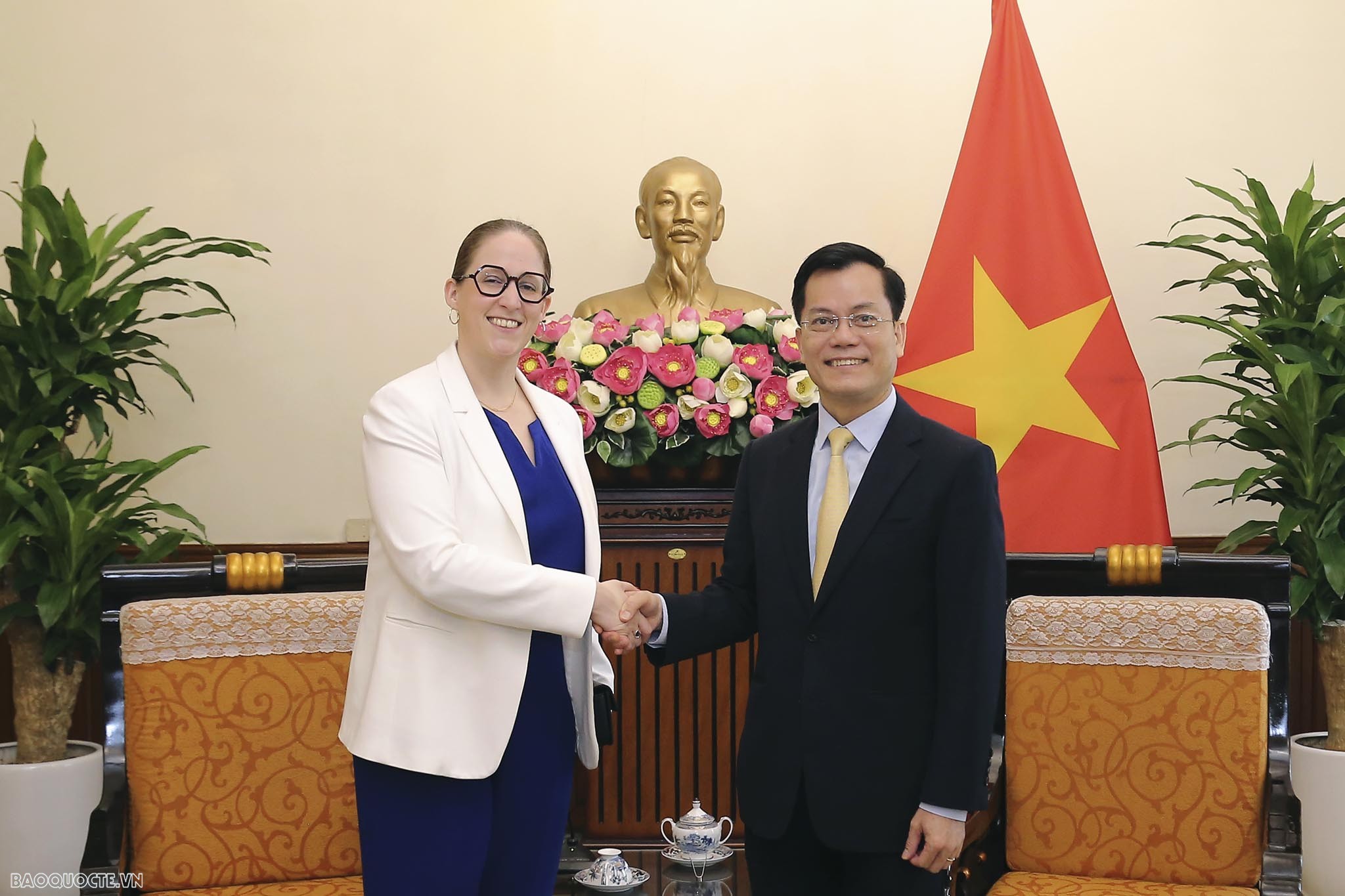 thu truong ha kim ngoc tiep quoc vu khanh bi ve ti nan va di cu nicole de moor