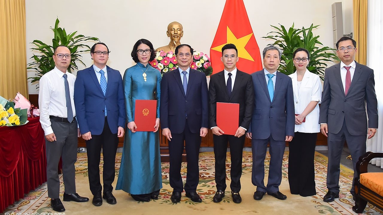 Bộ trưởng Ngoại giao trao quyết định bổ nhiệm 2 Tổng Lãnh sự Việt Nam ở nước ngoài