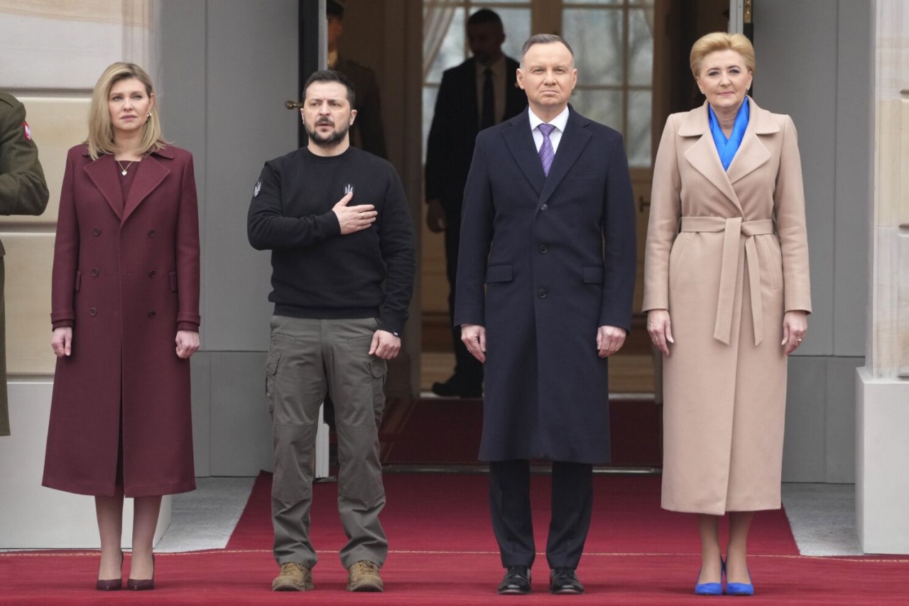 (04.06) Tổng thống Ukraine Volodymyr Zelensky (thứ hai từ trái sang) đã có chuyến thăm bất ngờ tới Warsaw, gặp gỡ Tổng thống Andrzej Duda (thứ hai từ phải sang) ngày 5/4. (Nguồn: Reuters)