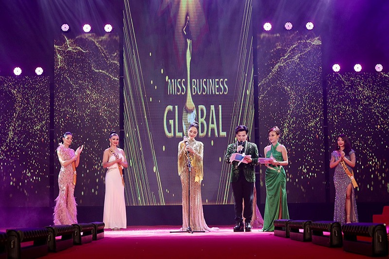 Hoàng Thanh Loan trả lời xuất sắc phần thi ứng xử trong Top 8 đêm chung kết.