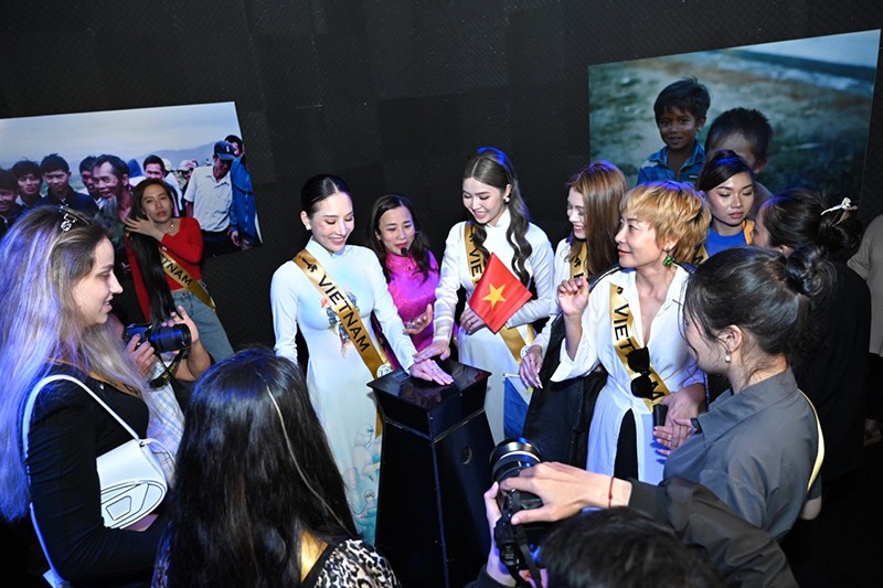 Hoàng Thanh Loan và các thí sinh tham gia trải nghiệm tại Bảo tàng Đăk Nông.