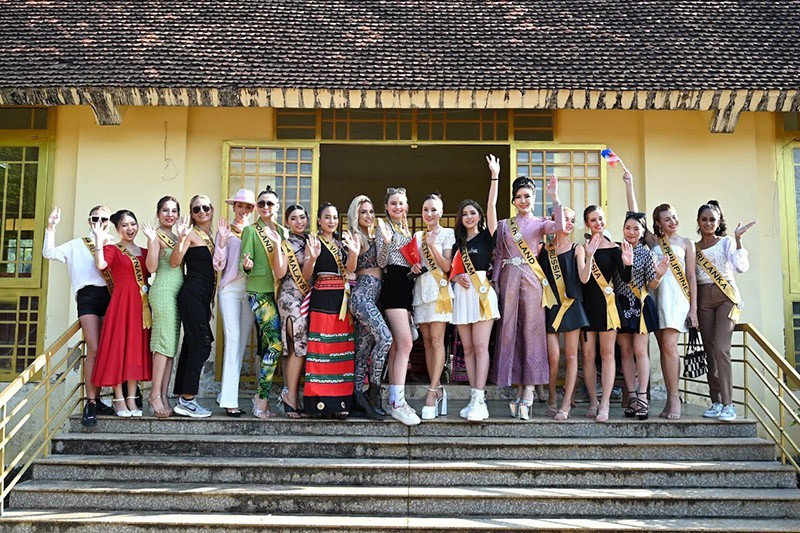 Các thí sinh đến thăm làng dệt thổ cẩm tỉnh Đăk Nông.