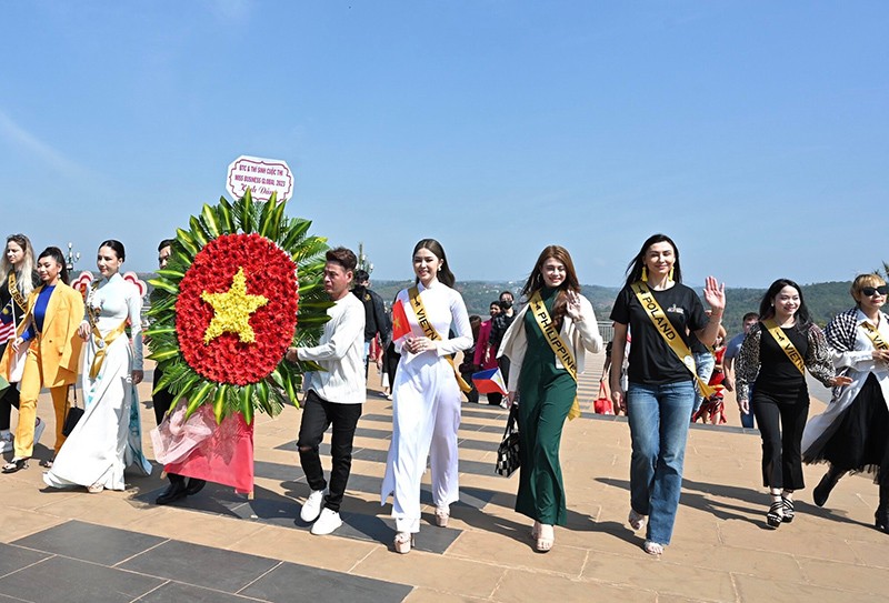 BTC cuộc thi và các thí sinh dâng hương tại Tượng đài anh hùng Quốc gia N'Trang Lơng.