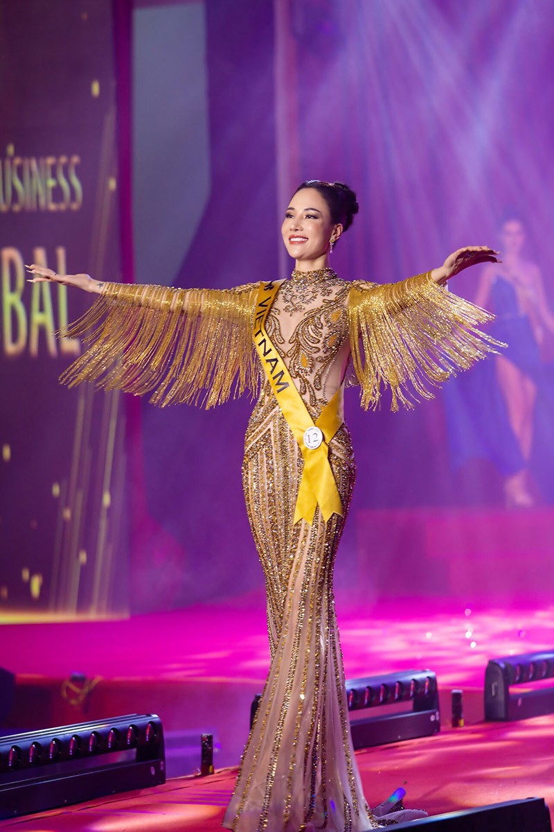 Hoa hậu Đại sứ Doanh nhân 2023 – Hoàng Thanh Loan tỏa sáng trong phần thi trang phục dạ hội.