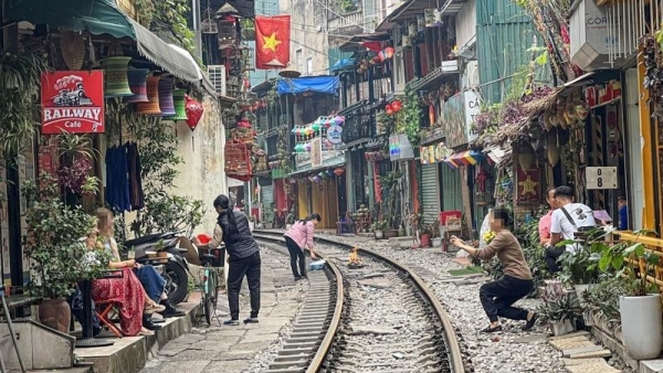 Hanoi: Tours of coffee shops along train street banned