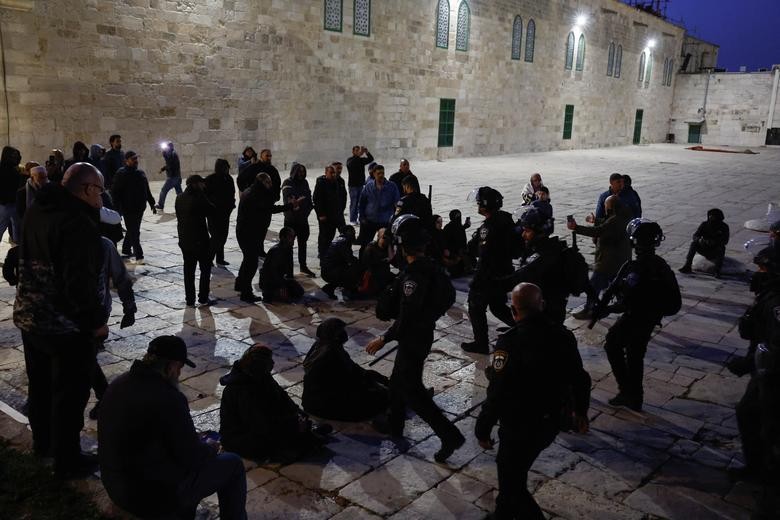 Khung cảnh hỗn loạn sau xung đột bạo lực tại Nhà thờ Hồi giáo Al Aqsa
