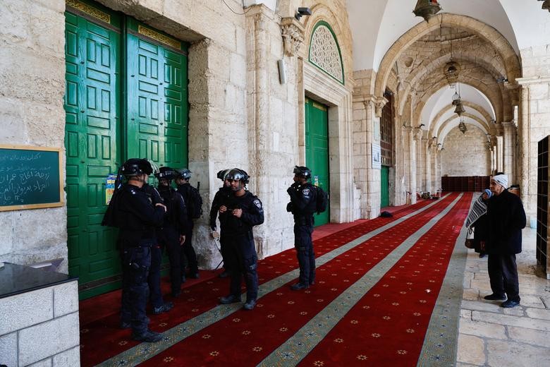 Khung cảnh hỗn loạn sau xung đột bạo lực tại Nhà thờ Hồi giáo Al Aqsa