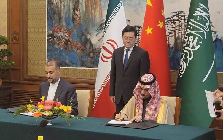 Các Ngoại trưởng Iran và Saudi Arabia chính thức gặp nhau, ký tuyên bố chung lặp lại hòa bình. (Nguồn: IRNA)