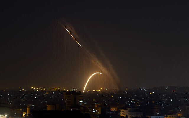 Rocket bắn vào Israel ngay giữa Lễ Vượt qua. (Nguồn: AP)