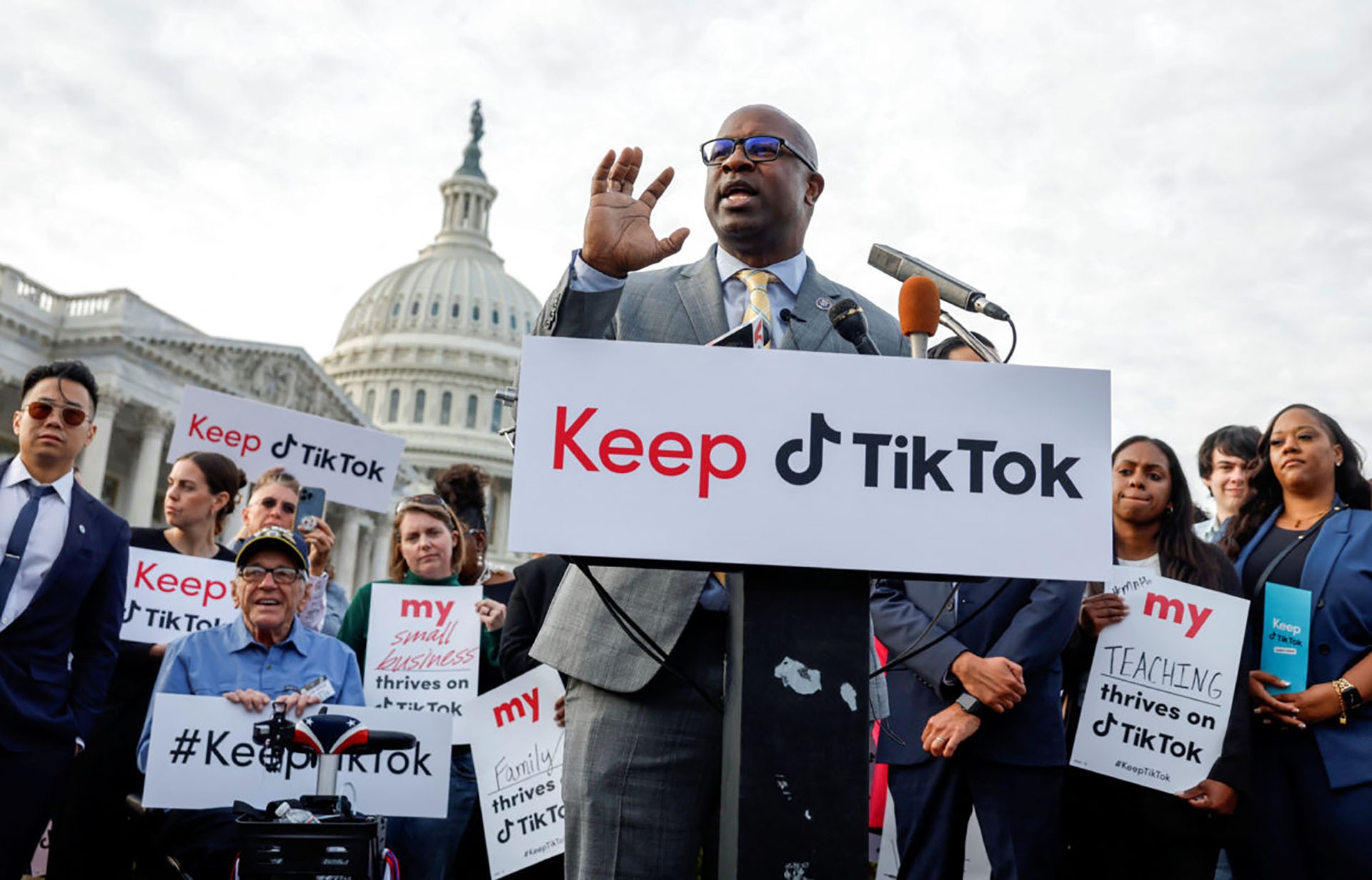 Những người ủng hộ TikTok biểu tình trước toà nhà Quốc hội Mỹ trong ngày CEO ByteDance điều trần, ngày 24/3. (Nguồn: Reuters)