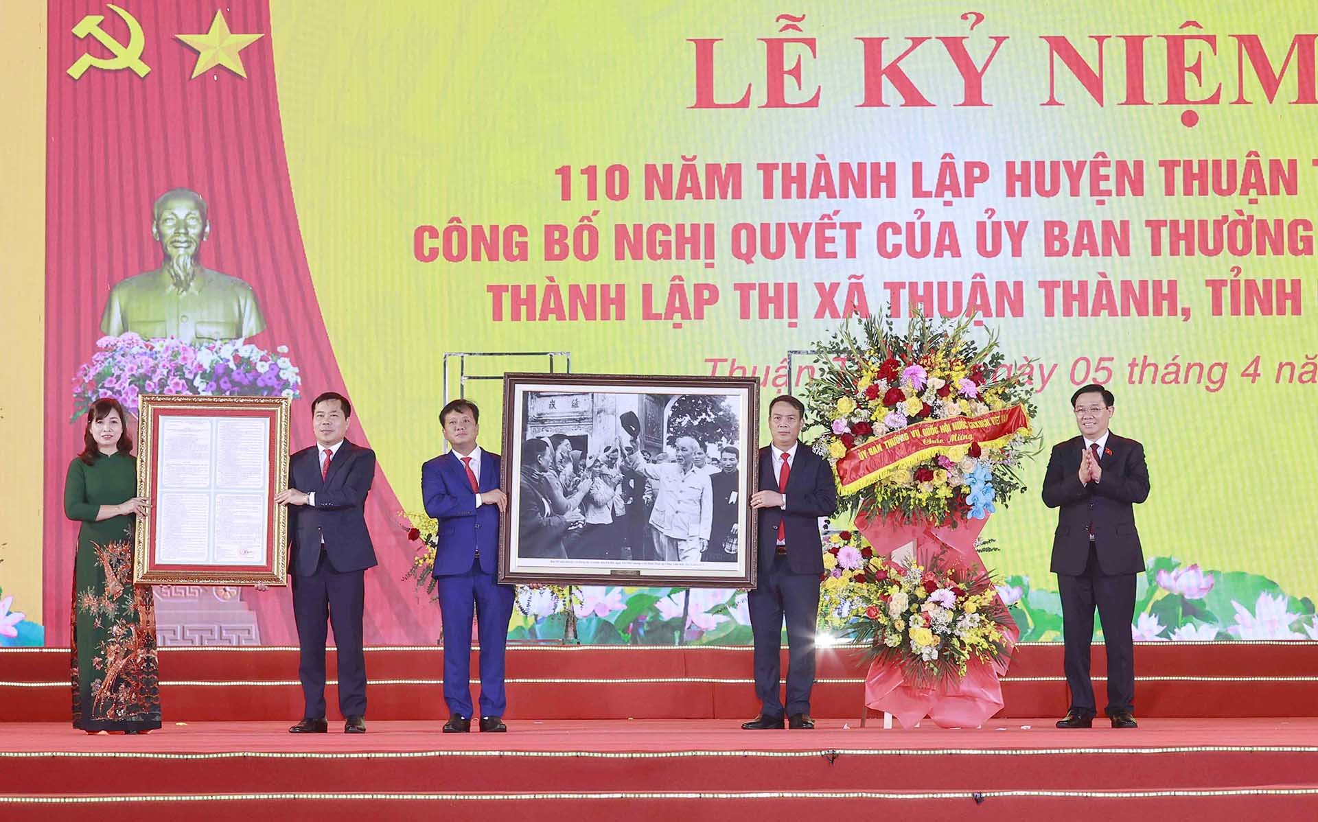 Chủ tịch Quốc hội Vương Đình Huệ trao tặng ảnh Bác Hồ và Nghị quyết của Ủy ban Thường vụ Quốc hội cho đảng bộ, chính quyền Thuận Thành. (Nguồn: Quốc hội)