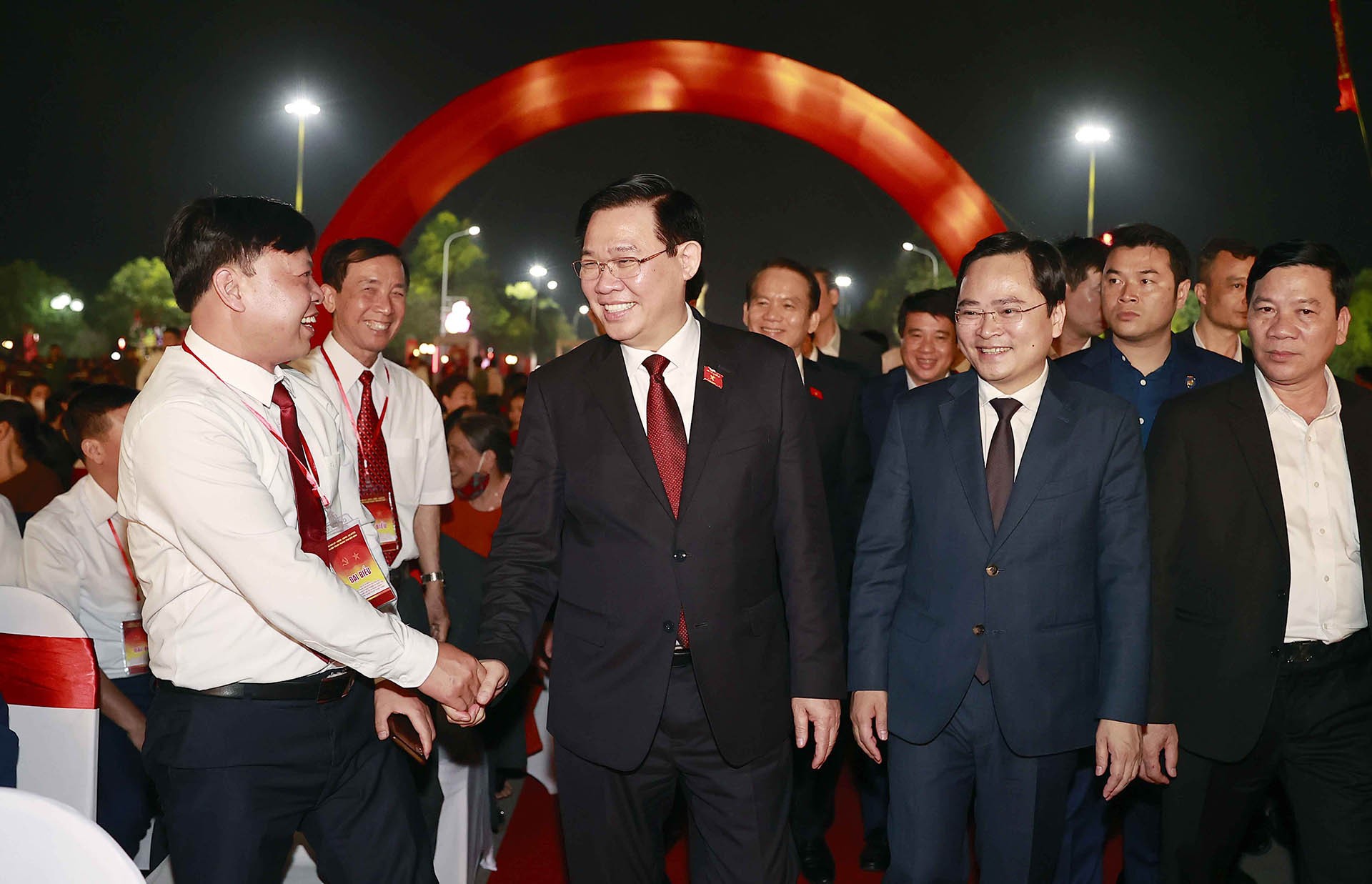Chủ tịch Quốc hội Vương Đình Huệ, Bí thư Tỉnh ủy Bắc Ninh Nguyễn Anh Tuấn cùng các đại biểu tham dự buổi lễ. (Nguồn: Quốc hội)