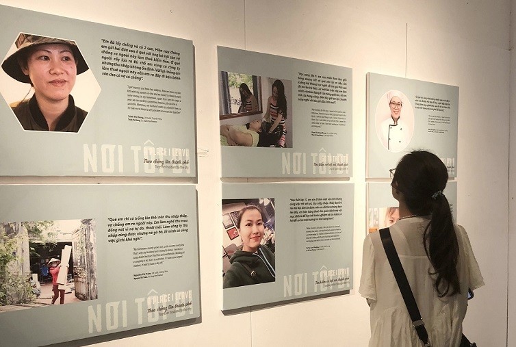 Triển lãm về muôn mặt cuộc sống mưu sinh của những nữ lao động di cư tại Hà Nội