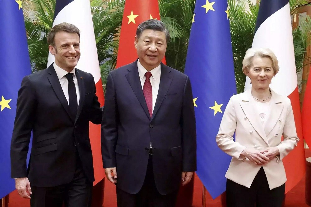 (04.07) Tổng thống Pháp Emmanuel Macron, Chủ tịch Ủy ban châu Âu (EC) Ursula von der Leyen và Chủ tịch Trung Quốc Tập Cận Bình tại Bắc Kinh ngày 7/4. (Nguồn: AFP)