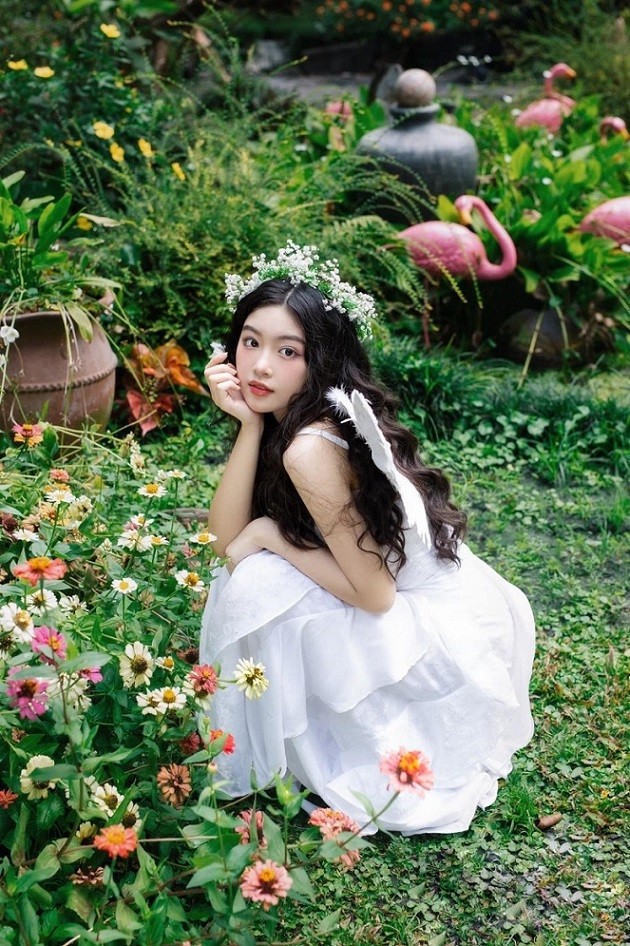 Con gái lớn MC Quyền Linh khoe vẻ đẹp trong veo khi chụp bộ ảnh mừng tuổi 17