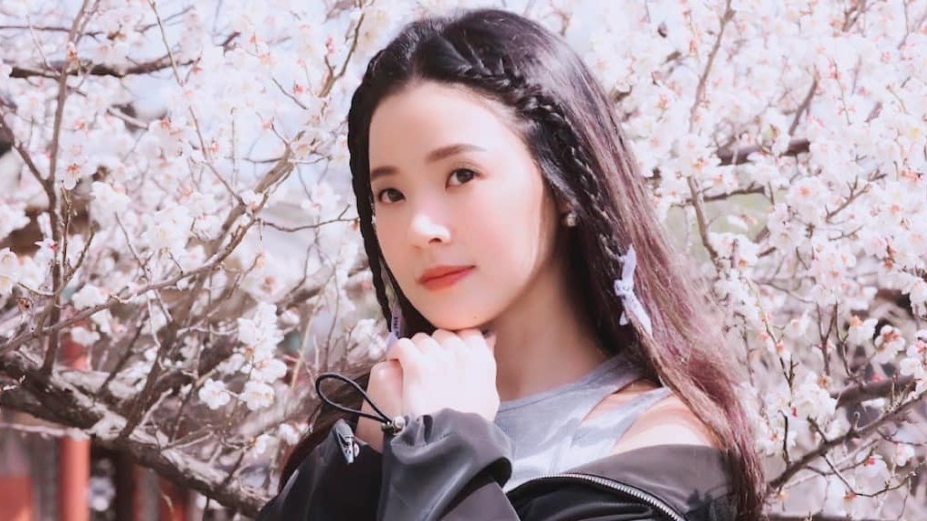 Sao Việt: Hà Kiều Anh diện 'cây' trắng thanh lịch, Midu lạc giữa vườn hoa