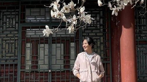 Hoa hậu Hương Giang đưa 2 con về quê chồng Trung Quốc ngắm cảnh, hoa đẹp mùa Xuân
